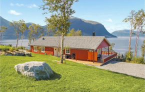 Holiday home Hundeidvik Gjævenesvegen